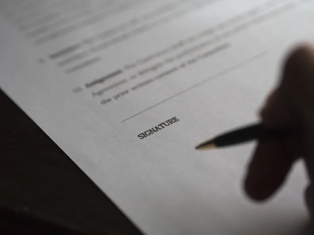 business, signature, contract, deal, paperwork, hand, ready, to write, ok, signature, signature, signature, signature, signature, contract, contract, paperwork. Quebec language law for influencer contracts: what agencies must translate