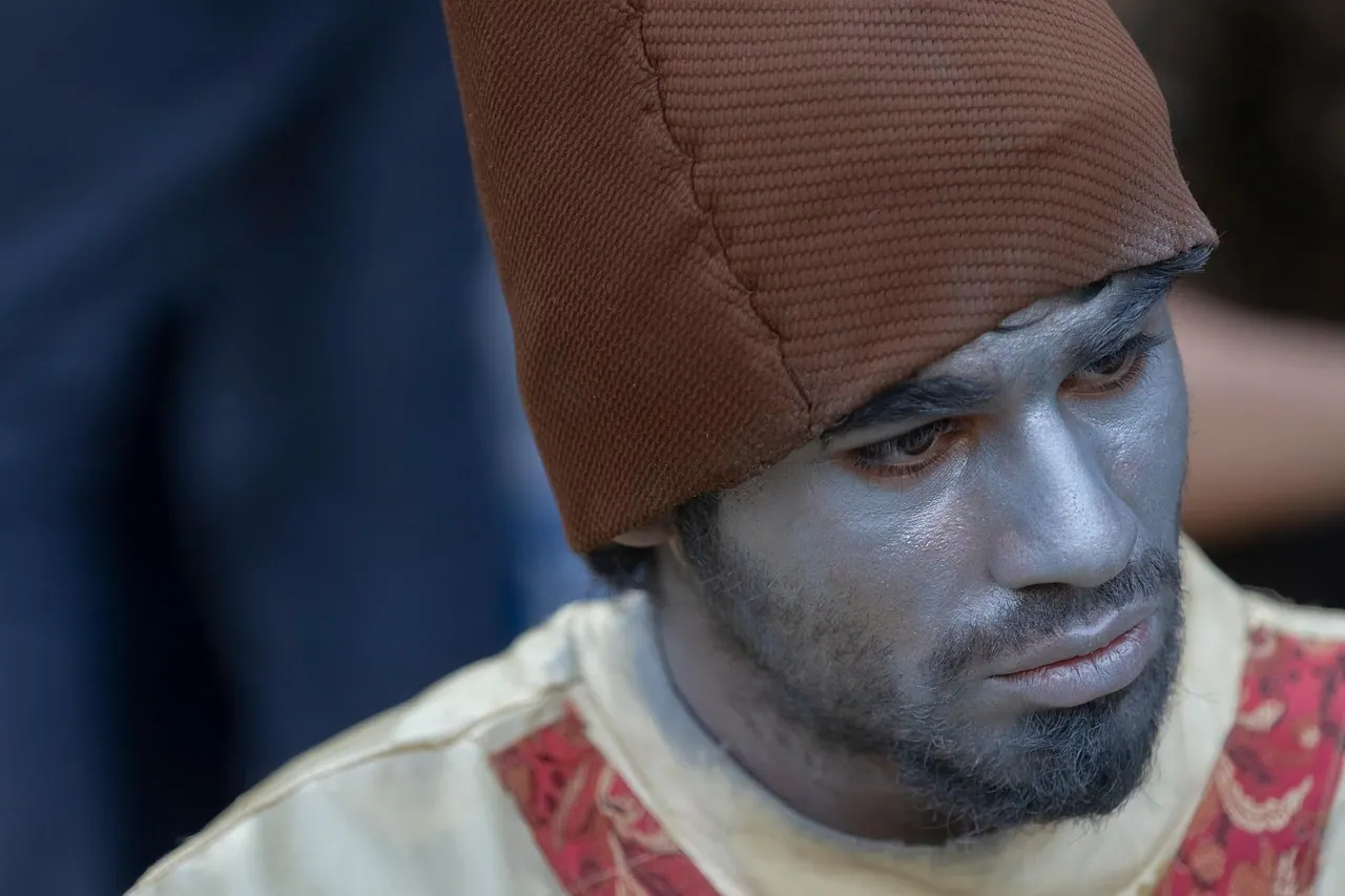 iran, actor, performing arts, tehran, theater arts, theater actor, artist, iranian actor, persian actor, silver face paint, photojournalism, street photography, asian people